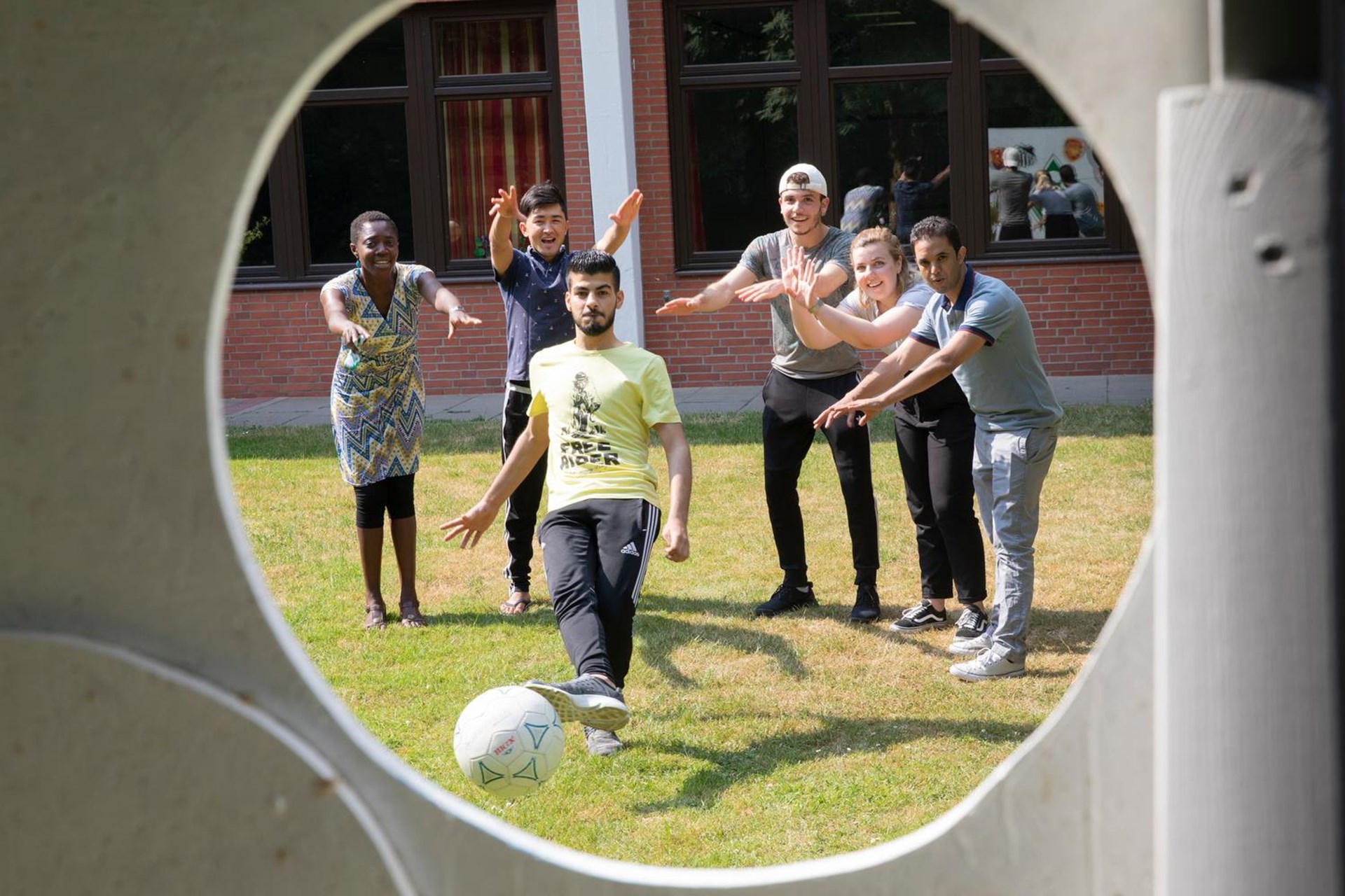 Gemeinsames Fußballspiel im Garten